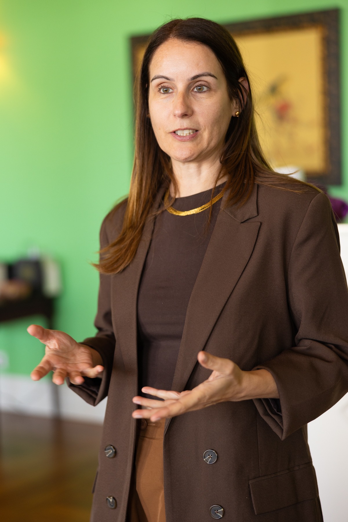 Paula Neto a conversar, com as mãos abertas